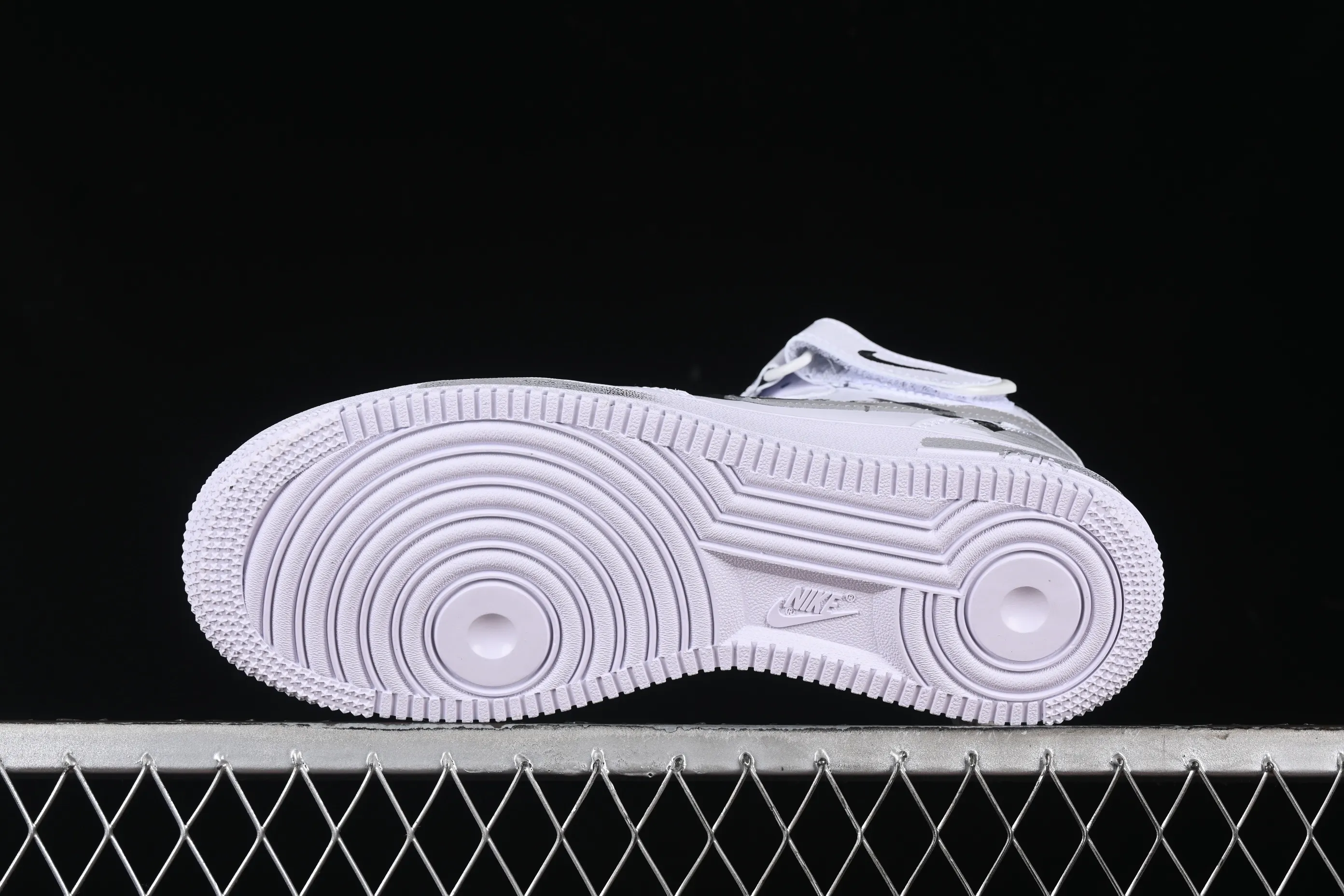 All categories Nk Air Force 1 Air Force series Nk Air Force 1 Mid Air Force mid-top Nk Air Force 1'07 Mid White gray black Hand-painted fracture Three hook shadow Air Force 1 strap mid-top casual sneakers CW2289-111